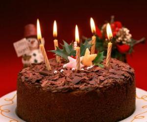 yapboz Doğum Günü Kutlaması için beş mum ile pasta
